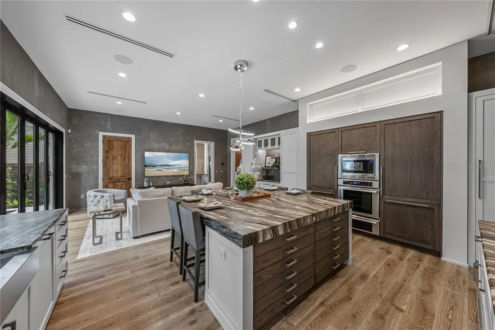 2903 W HAWTHORNE ROAD Tampa, FL 33611
