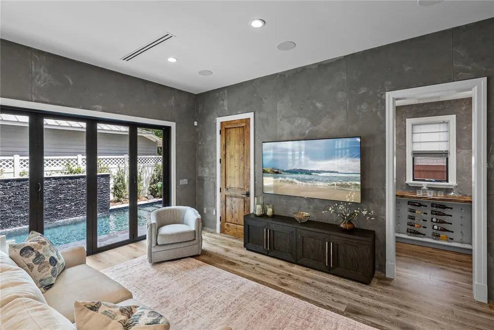 2903 W HAWTHORNE ROAD Tampa, FL 33611