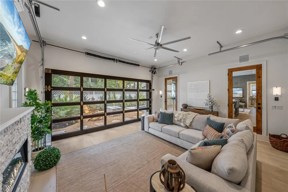 2903 W HAWTHORNE ROAD Tampa, FL 33611