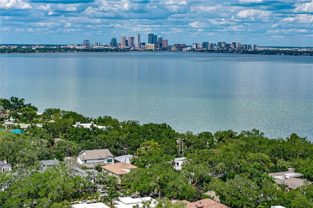 2903 W HAWTHORNE ROAD Tampa, FL 33611