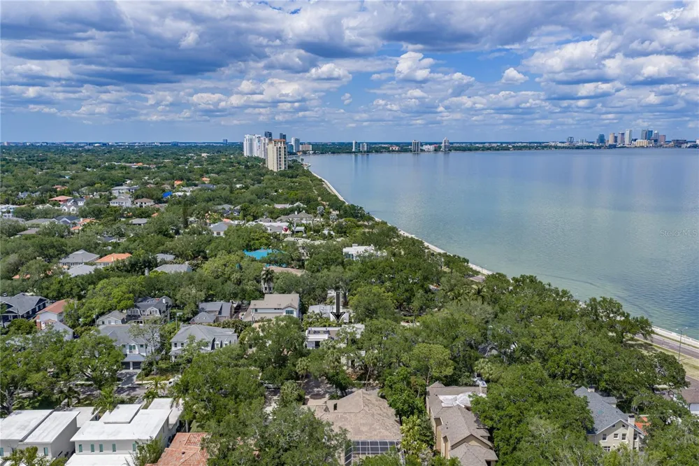 2903 W HAWTHORNE ROAD Tampa, FL 33611