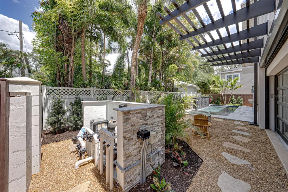 2903 W HAWTHORNE ROAD Tampa, FL 33611
