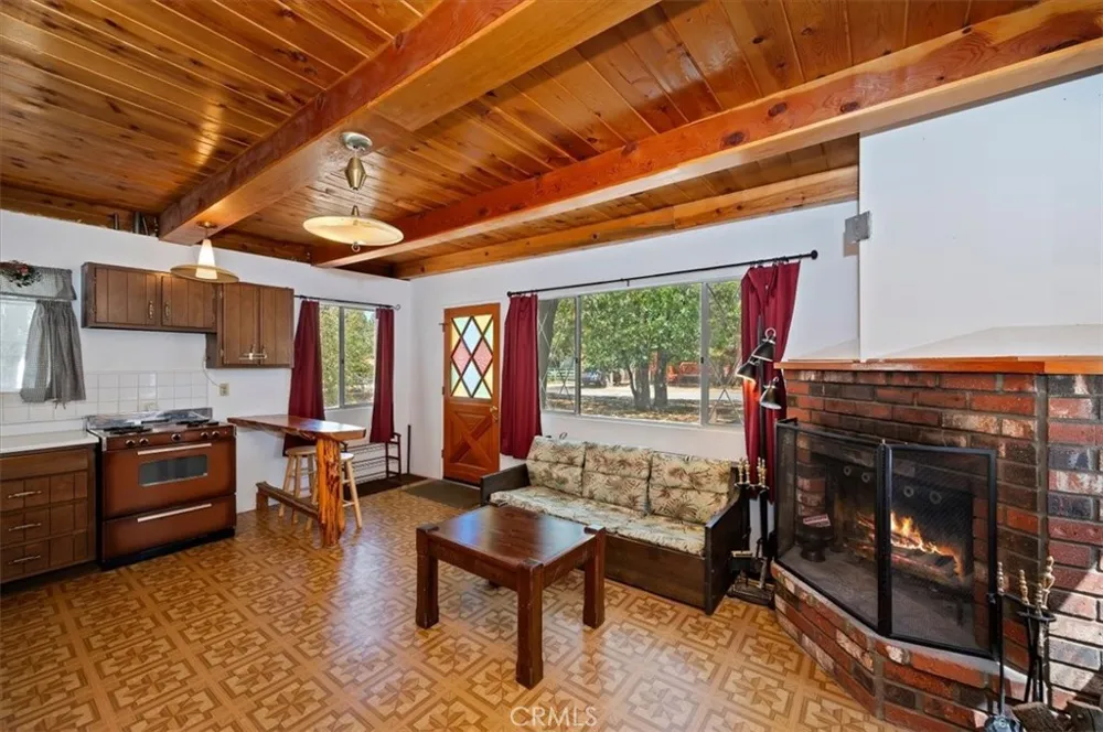 476 San Bernardino Sugarloaf, CA 92386