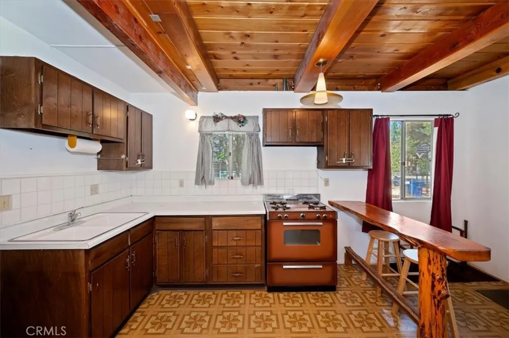 476 San Bernardino Sugarloaf, CA 92386