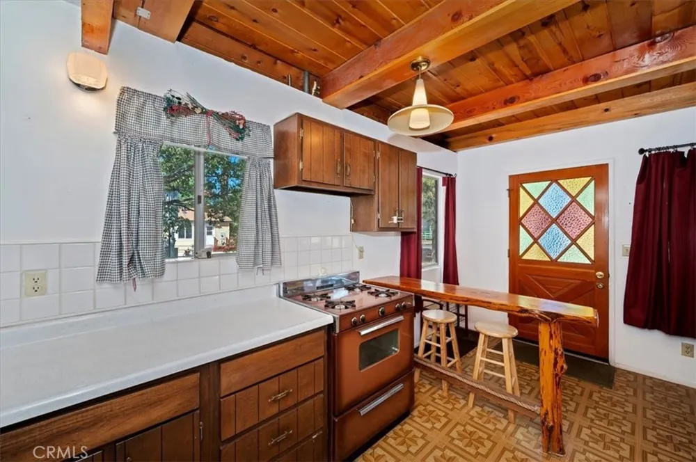 476 San Bernardino Sugarloaf, CA 92386