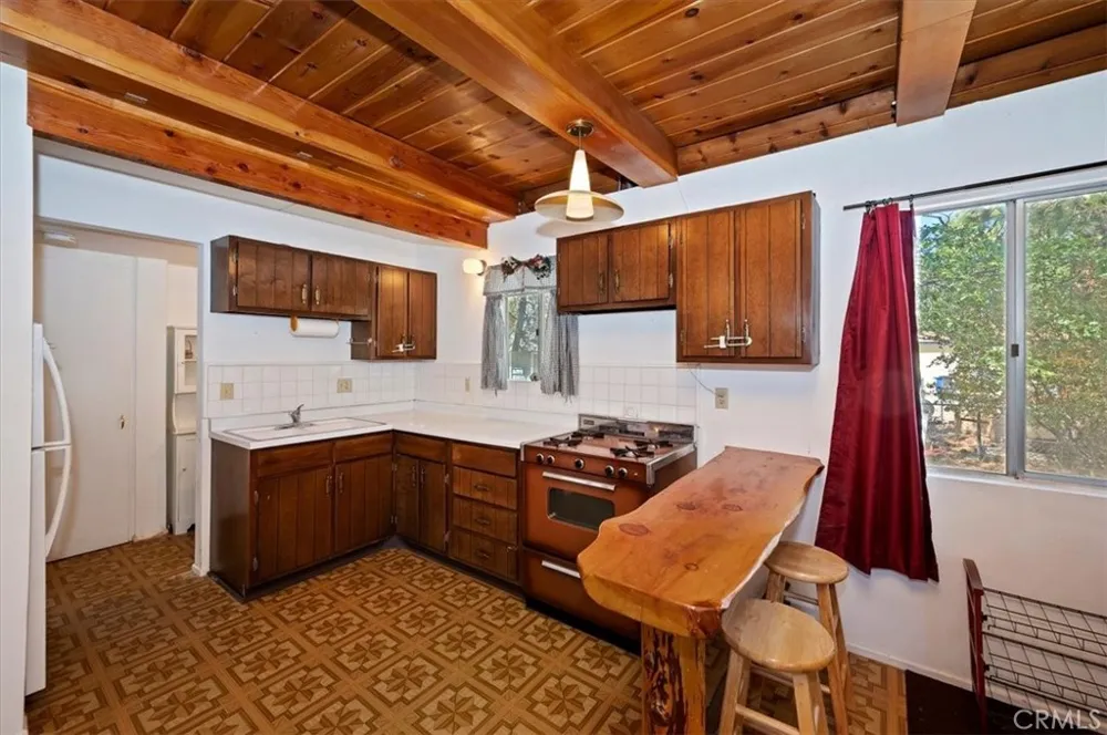 476 San Bernardino Sugarloaf, CA 92386
