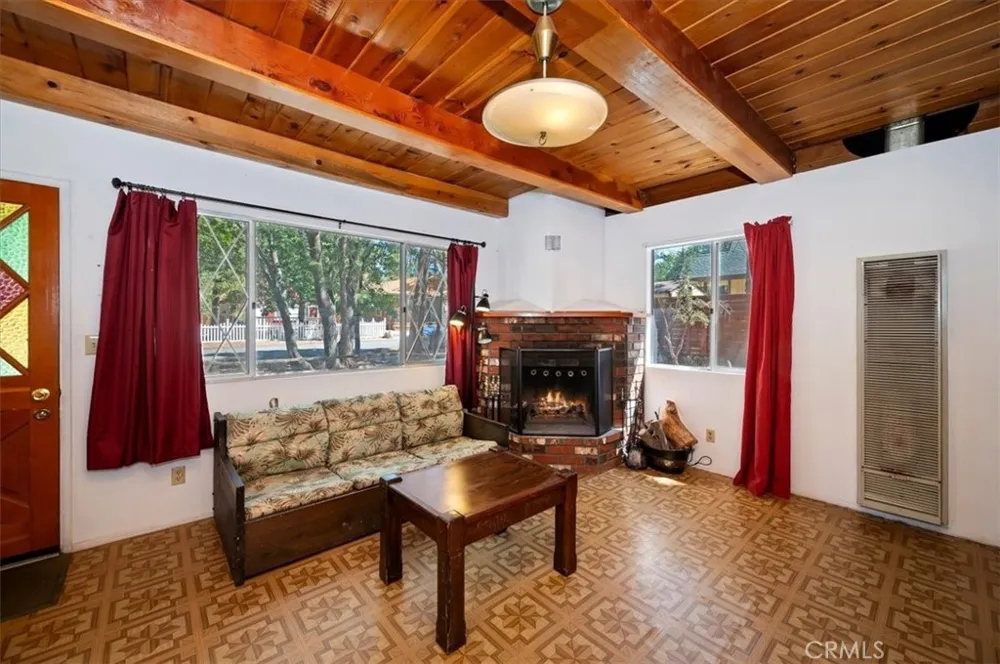 476 San Bernardino Sugarloaf, CA 92386