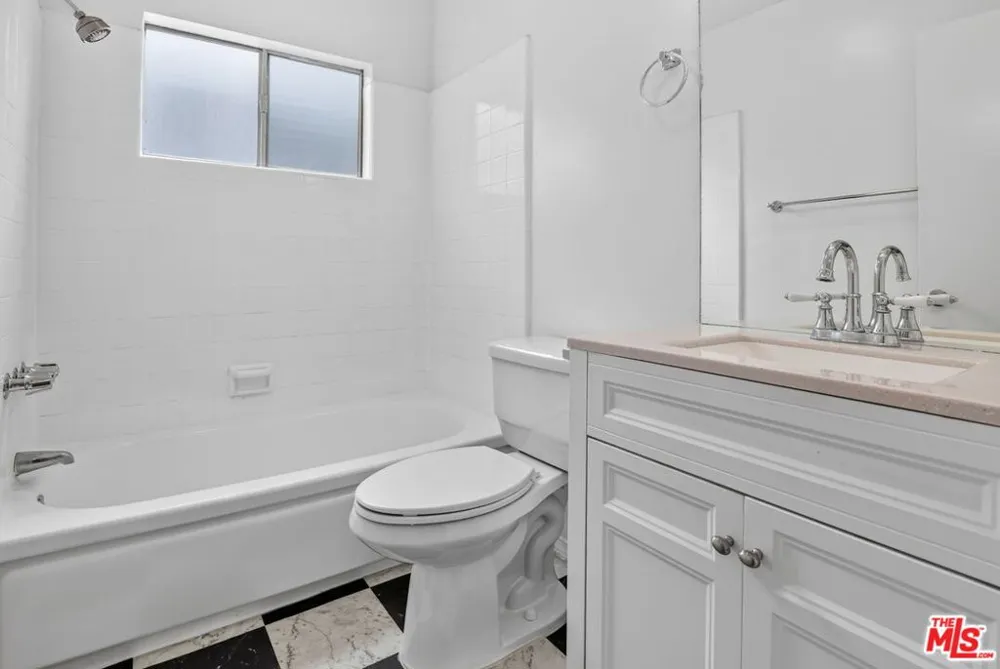 5361 Russell Avenue #305 Los Angeles, CA 90027