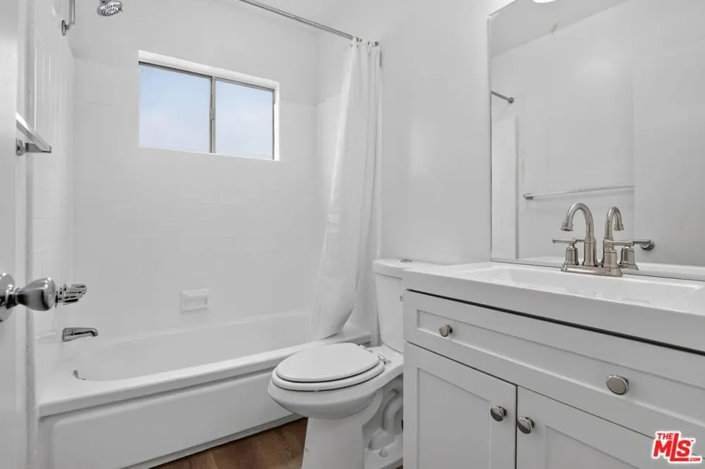 5361 Russell Avenue #305 Los Angeles, CA 90027