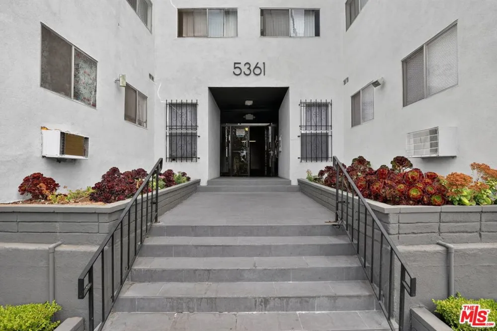 5361 Russell Avenue #305 Los Angeles, CA 90027