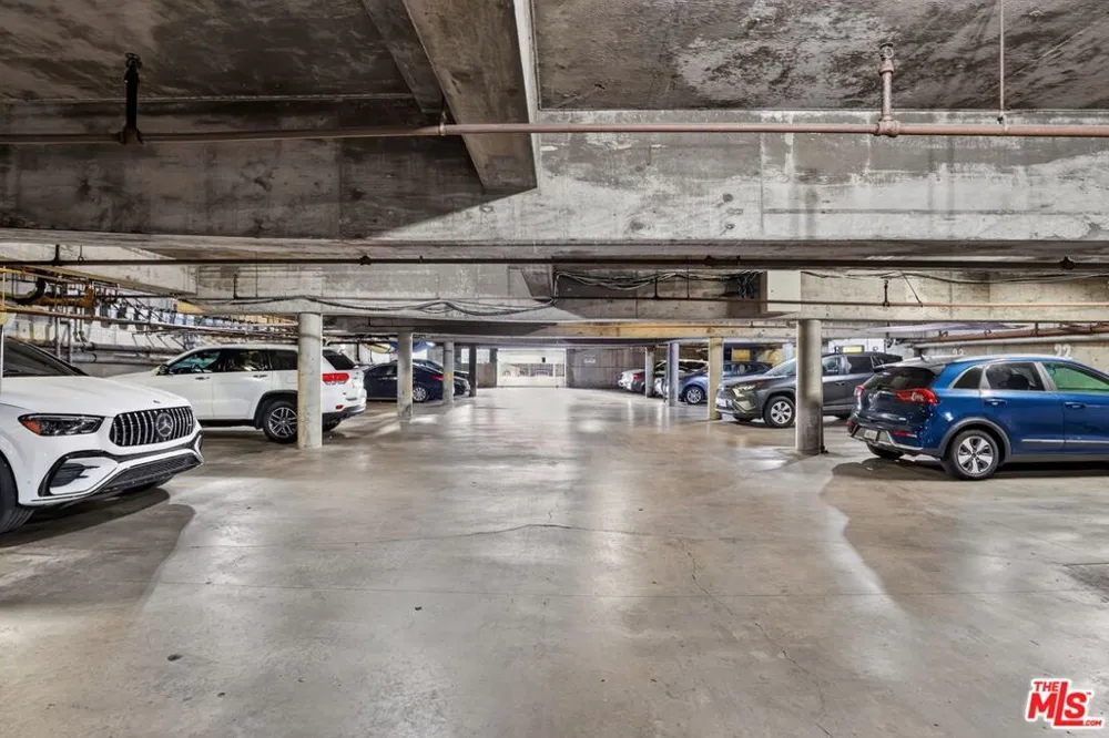 5361 Russell Avenue #305 Los Angeles, CA 90027