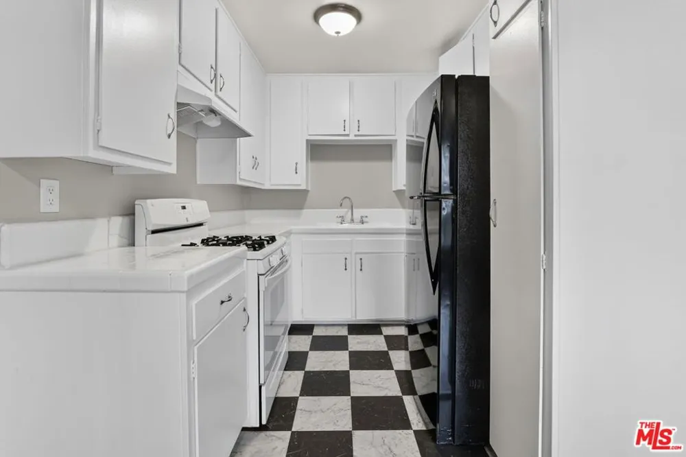 5361 Russell Avenue #305 Los Angeles, CA 90027