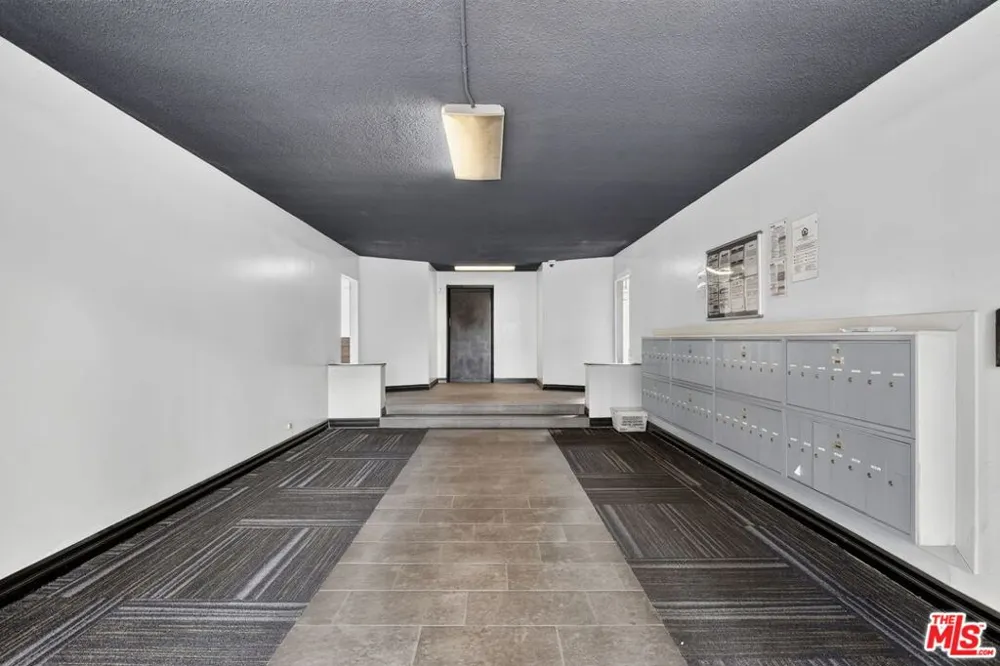 5361 Russell Avenue #305 Los Angeles, CA 90027