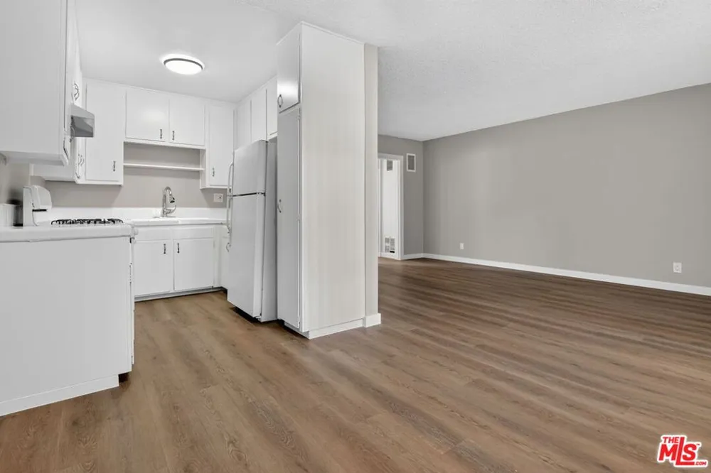5361 Russell Avenue #305 Los Angeles, CA 90027