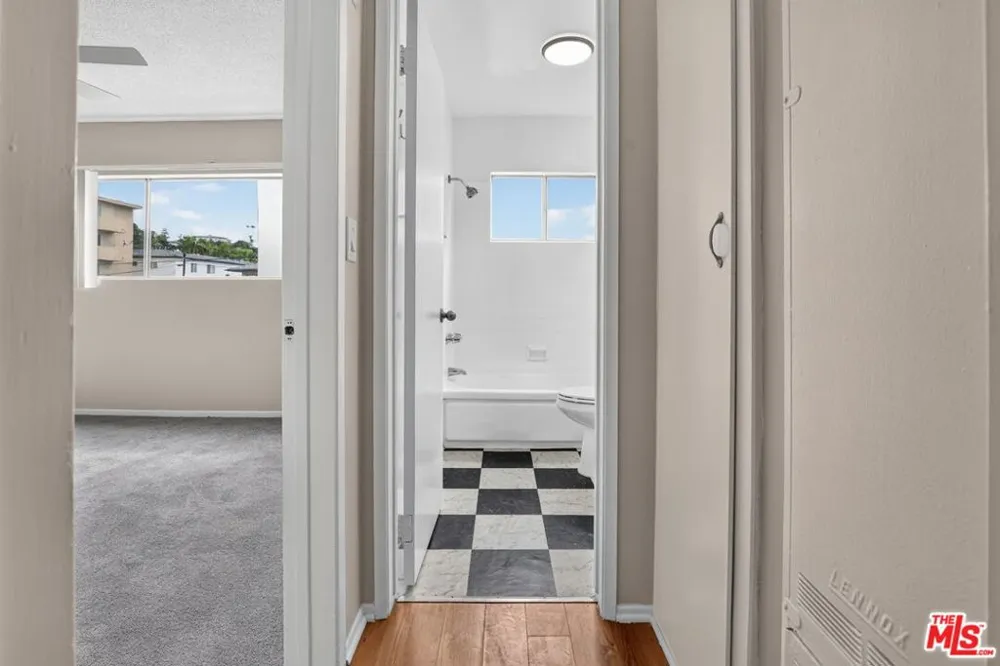 5361 Russell Avenue #305 Los Angeles, CA 90027