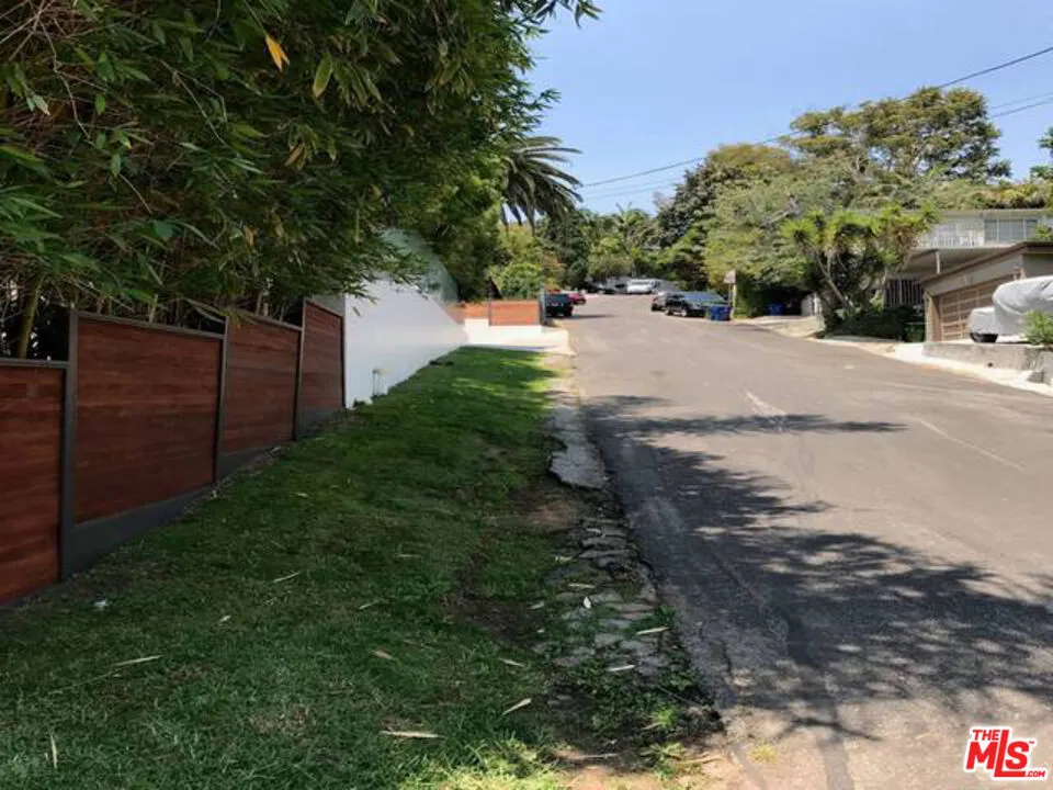 1216 Ozeta Los Angeles, CA 90069