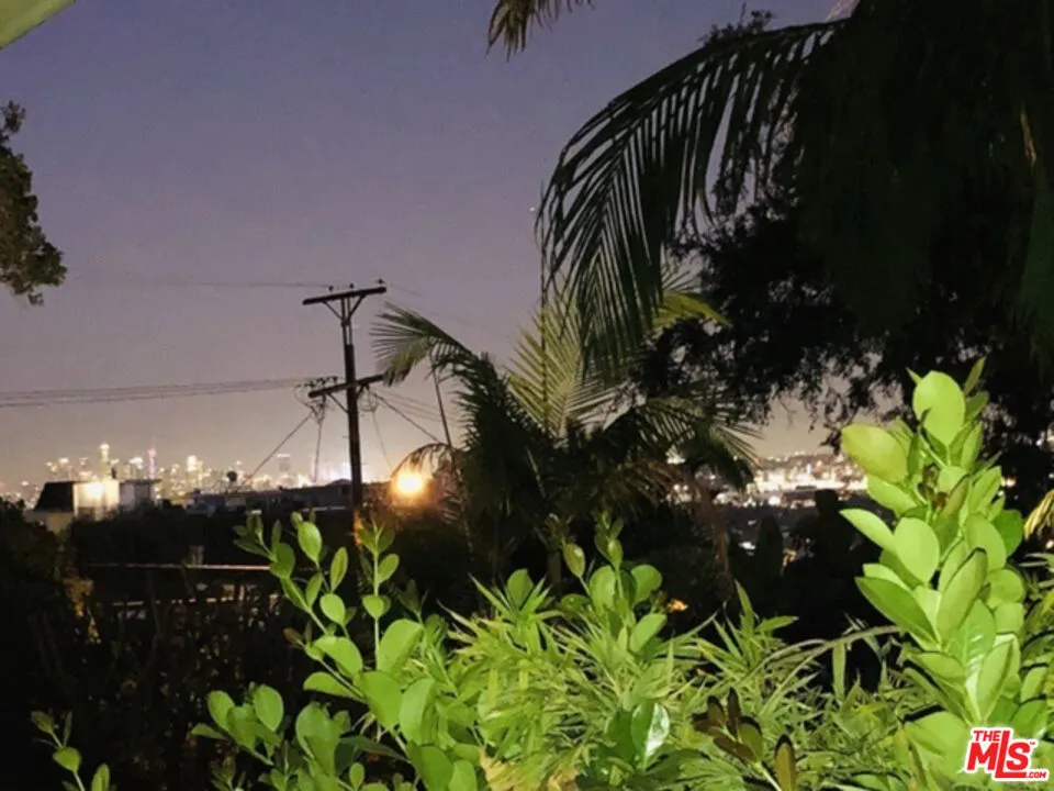 1216 Ozeta Los Angeles, CA 90069
