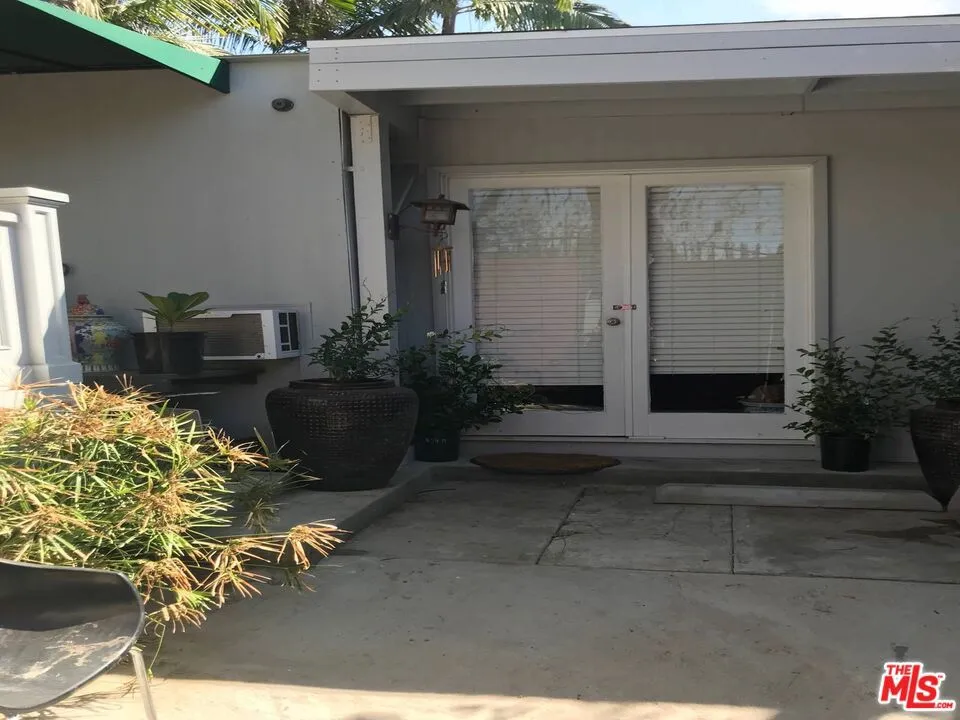1216 Ozeta Los Angeles, CA 90069
