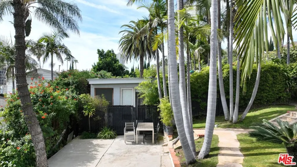 1216 Ozeta Los Angeles, CA 90069