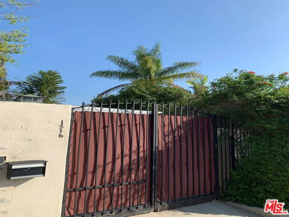 1216 Ozeta Los Angeles, CA 90069