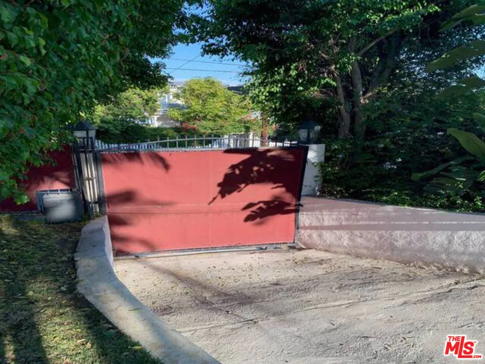 1216 Ozeta Los Angeles, CA 90069