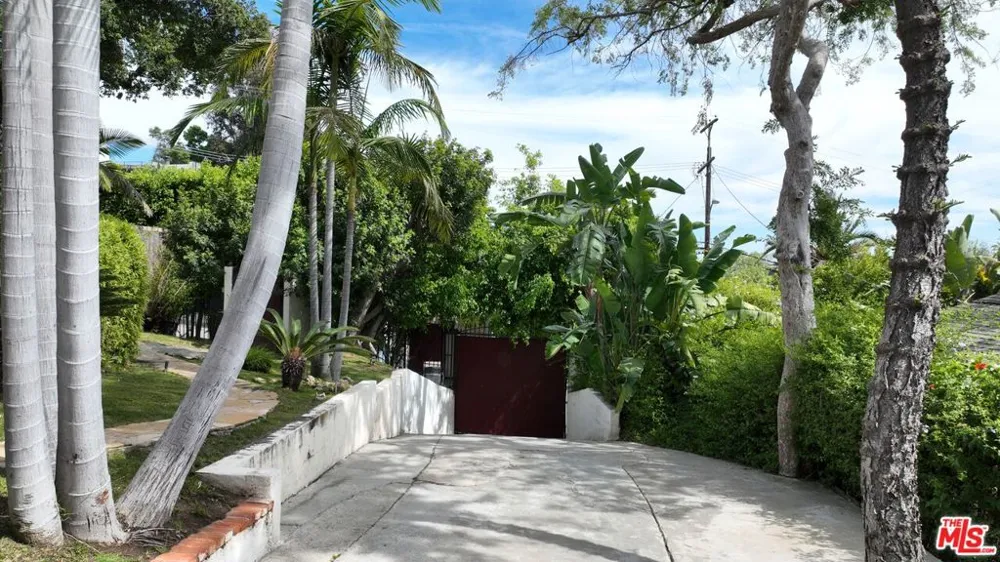 1216 Ozeta Los Angeles, CA 90069