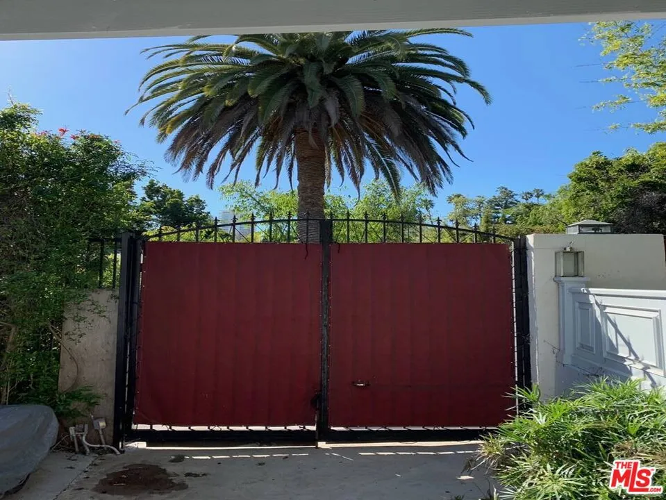 1216 Ozeta Los Angeles, CA 90069