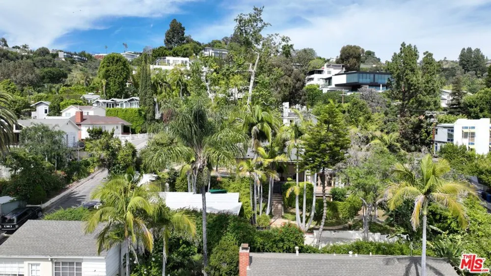 1216 Ozeta Los Angeles, CA 90069