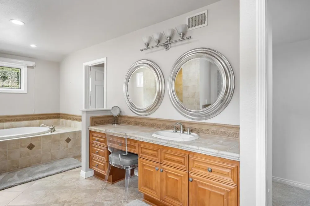 226 Stratford Park Cir Del Mar, CA 92014