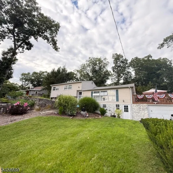 19 Lakeside Dr Vernon, NJ 07461