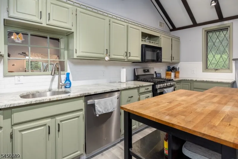 19 Lakeside Dr Vernon, NJ 07461