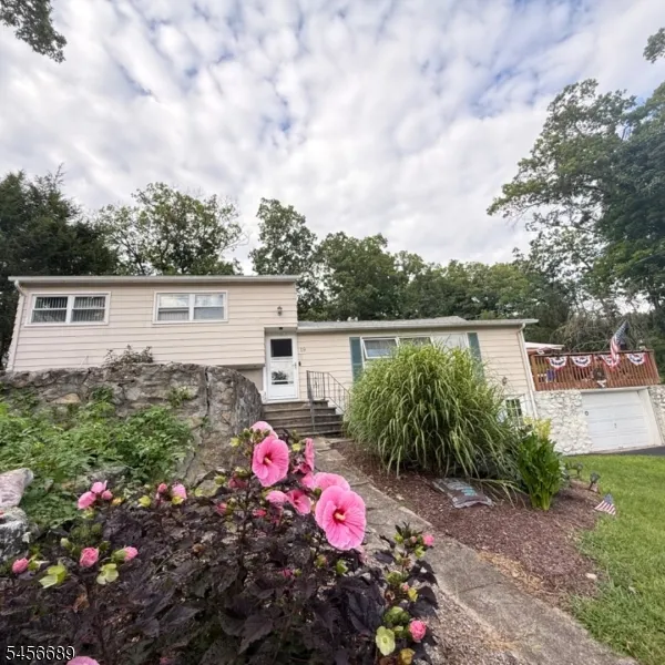 19 Lakeside Dr Vernon, NJ 07461