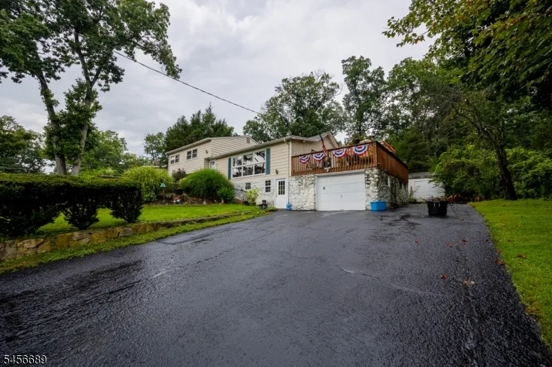19 Lakeside Dr Vernon, NJ 07461