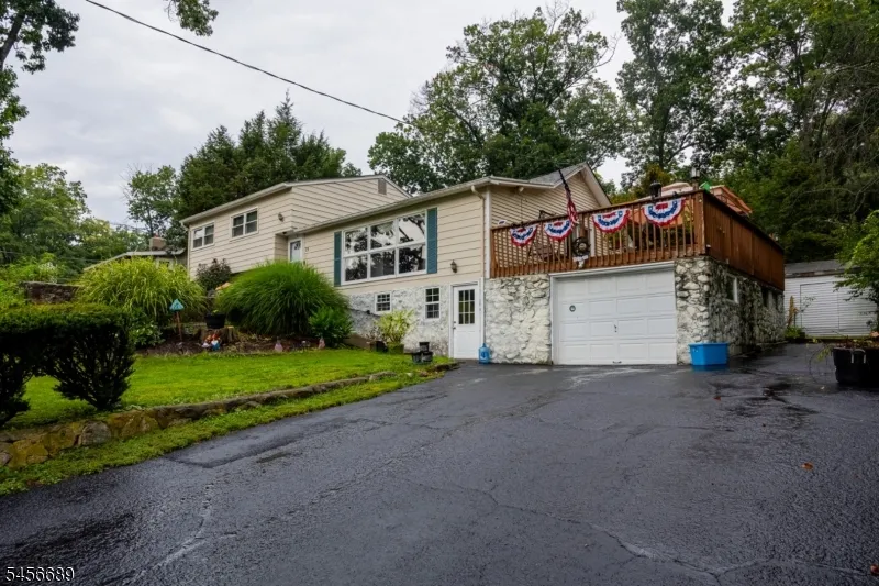 19 Lakeside Dr Vernon, NJ 07461