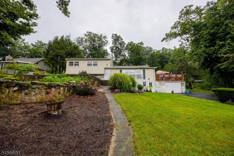 19 Lakeside Dr Vernon, NJ 07461