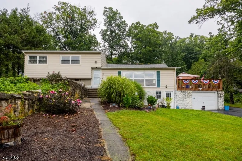 19 Lakeside Dr Vernon, NJ 07461