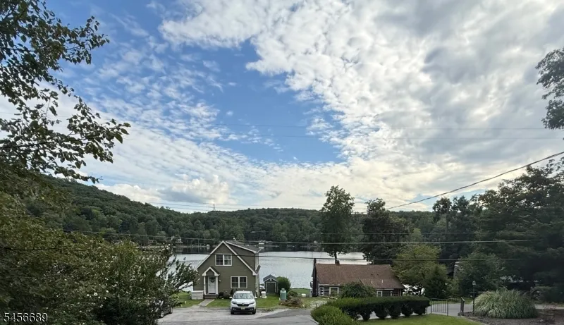 19 Lakeside Dr Vernon, NJ 07461