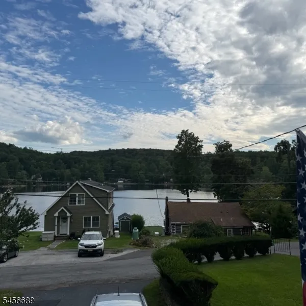 19 Lakeside Dr Vernon, NJ 07461