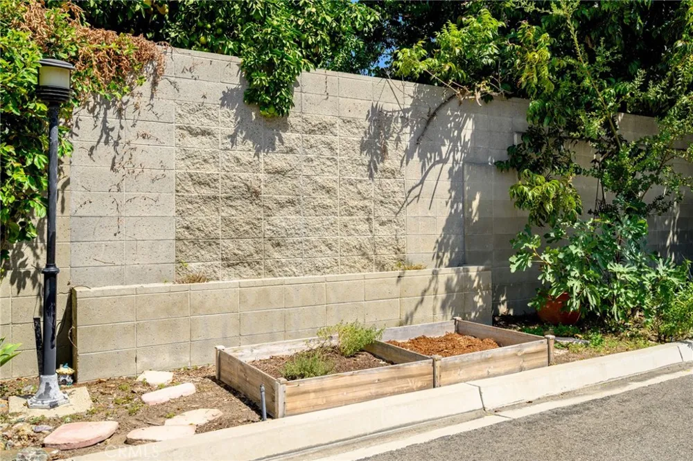 7101 Oso Avenue #14 Winnetka, CA 91306