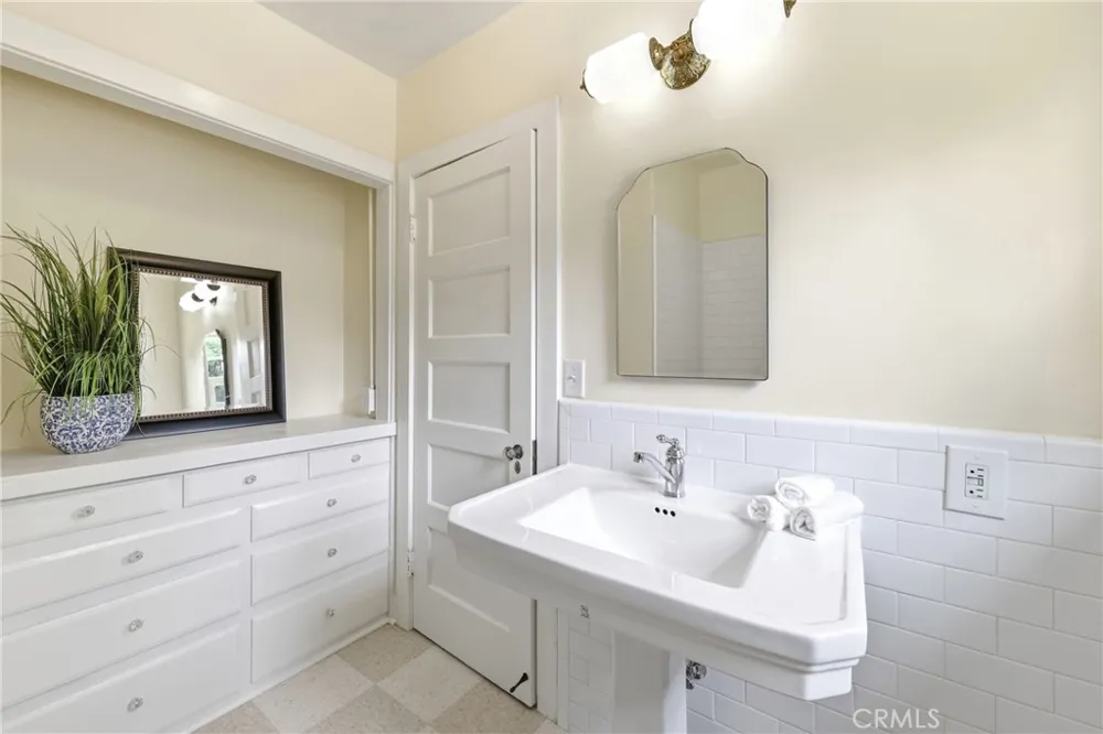 1436 3rd La Verne, CA 91750