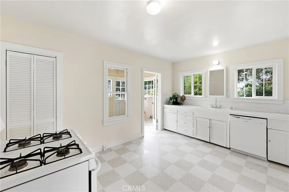 1436 3rd La Verne, CA 91750