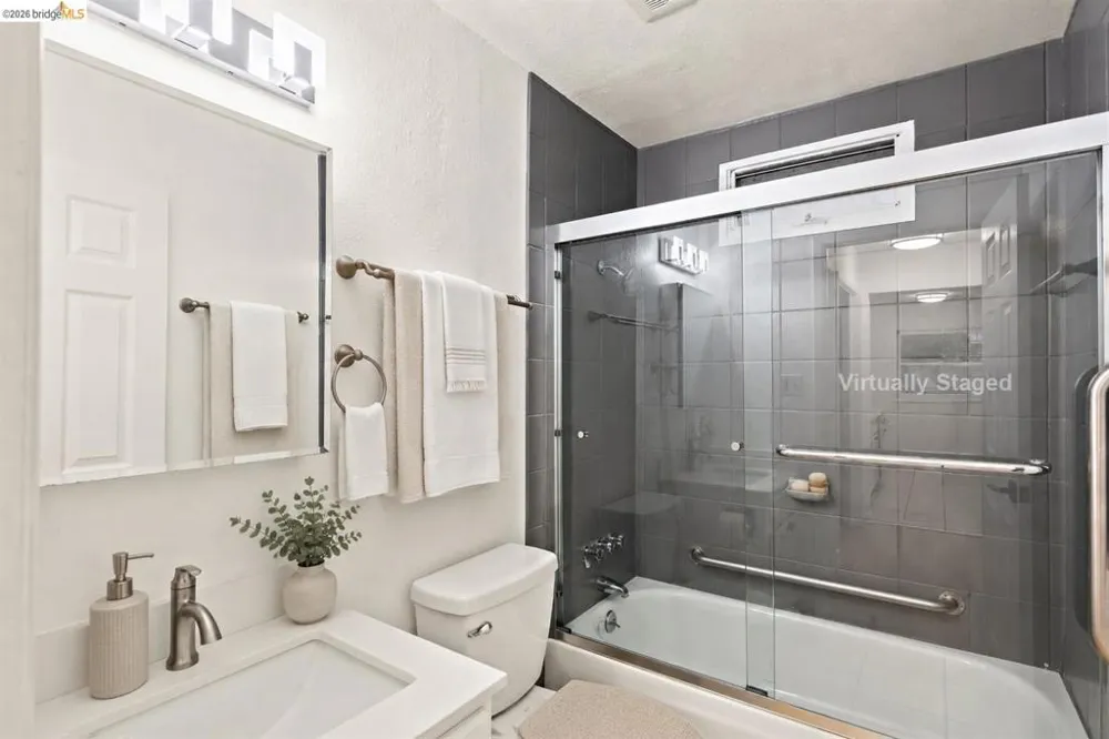 2922 Hillegass Ave #B Berkeley, CA 94705