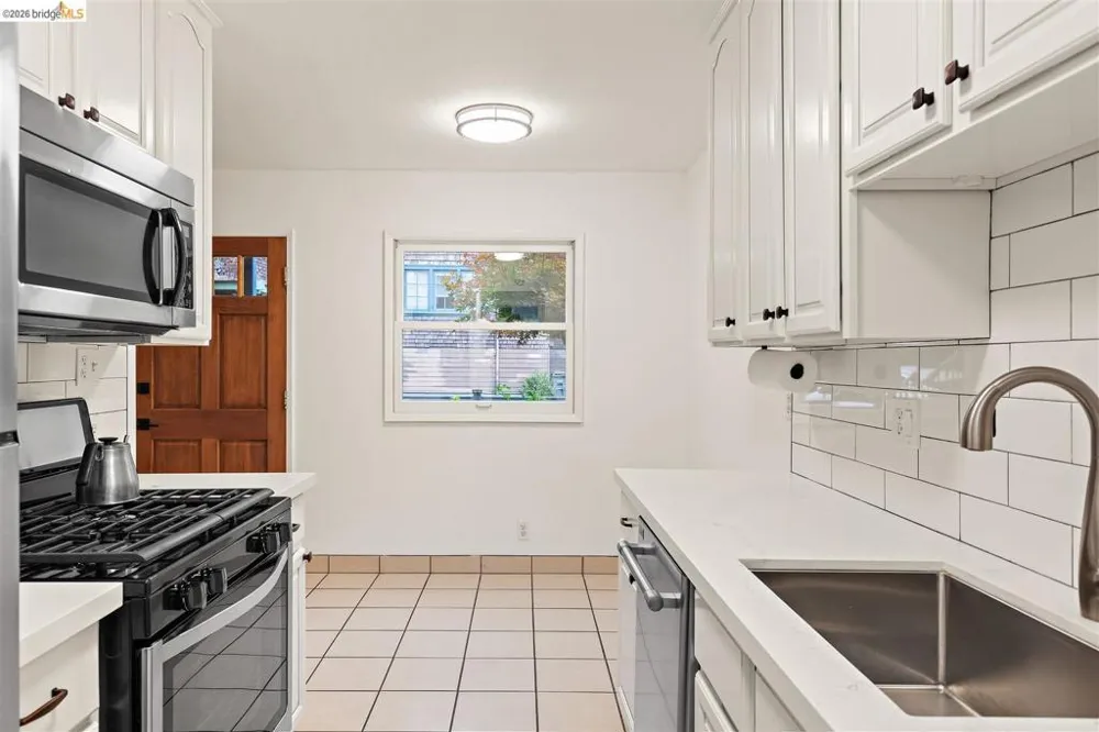 2922 Hillegass Ave #B Berkeley, CA 94705