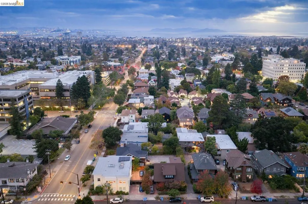 2922 Hillegass Ave #B Berkeley, CA 94705