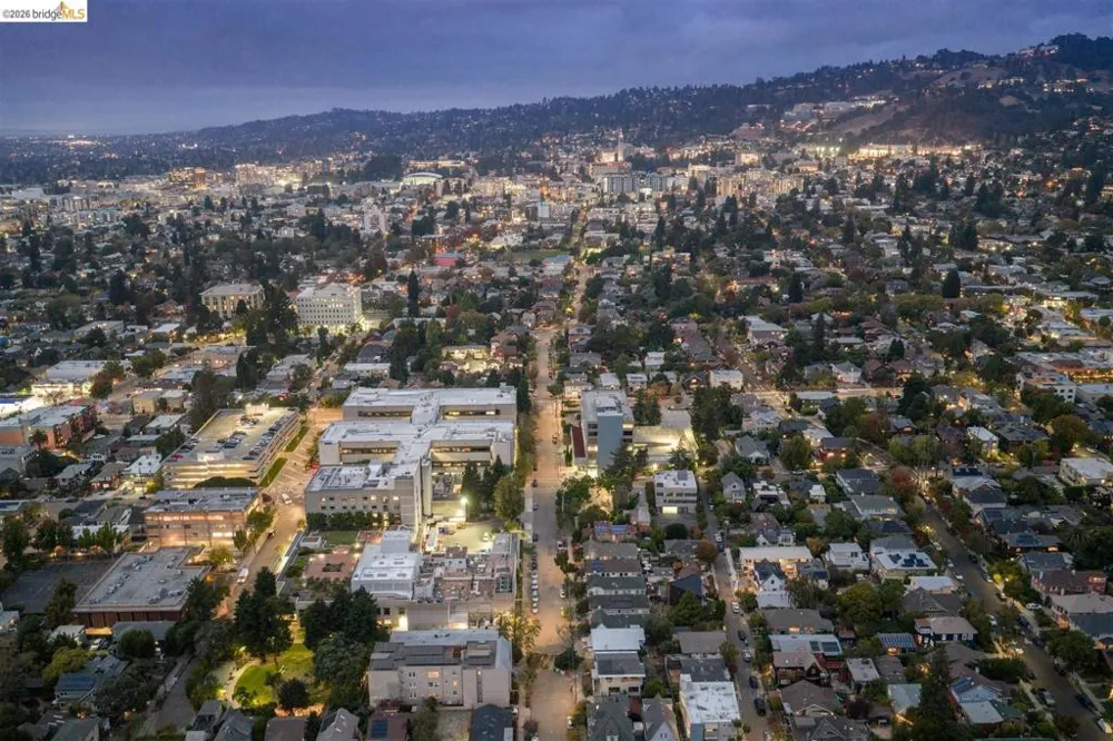 2922 Hillegass Ave #B Berkeley, CA 94705