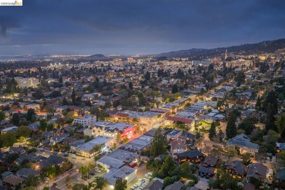 2922 Hillegass Ave #B Berkeley, CA 94705