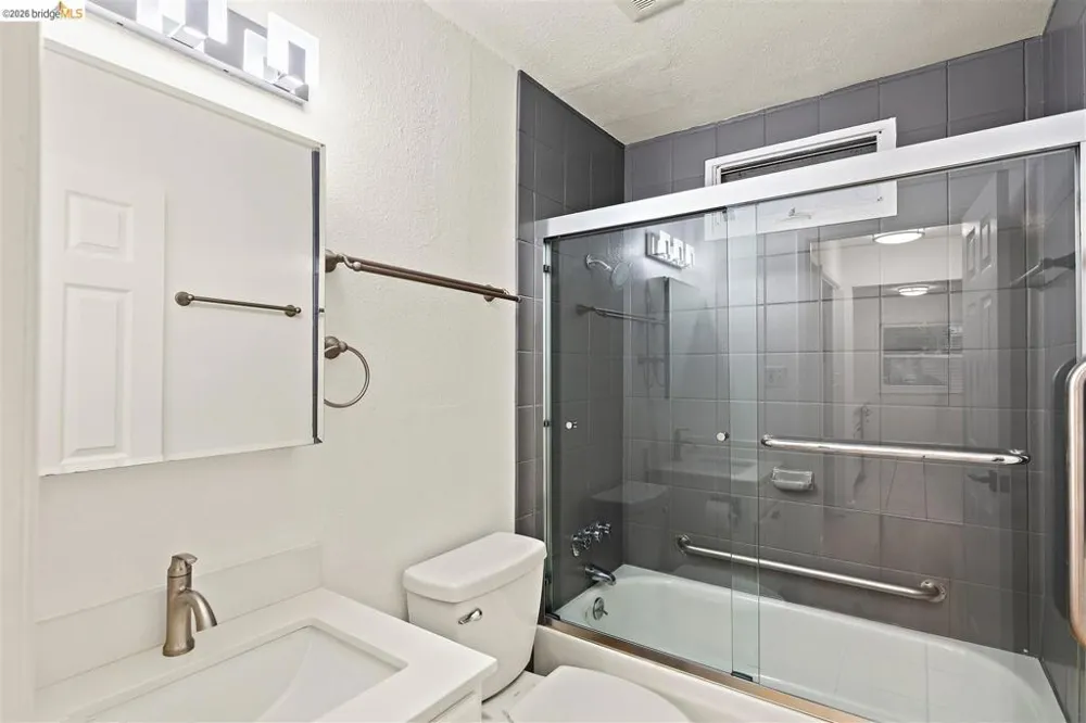 2922 Hillegass Ave #B Berkeley, CA 94705