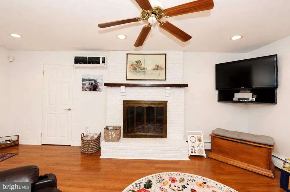 1091 LOG COLLEGE DRIVE Warminster, PA 18974