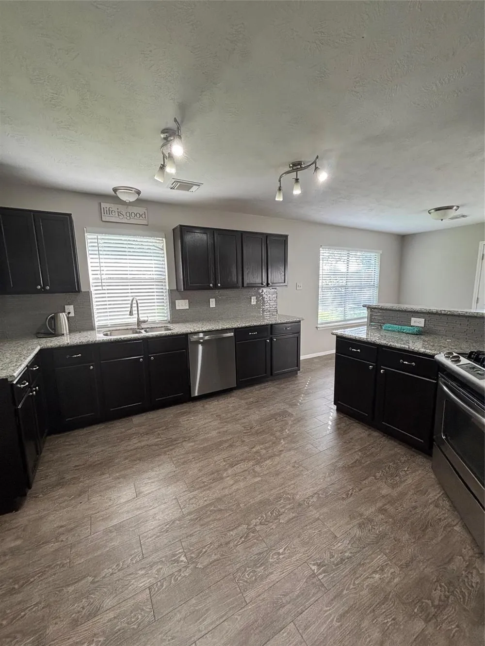 1702 Oak Ridge Drive Kemah, TX 77565
