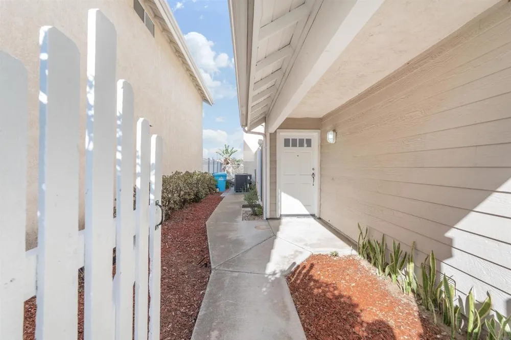 10679 Glendover Lane San Diego, CA 92126
